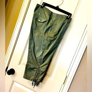 WHBM WHITE HOUSE BLACK MARKET Capri pants like new!!! 12 /31/ L- size
